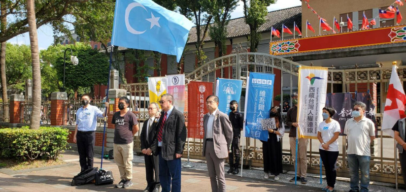 今（12）日為「東突厥斯坦獨立建國紀念日」，「臺灣東突厥斯坦協會」於立法院前舉辦紀念活動，升起東突厥斯坦國旗並演奏國歌。   圖：東突協會提供