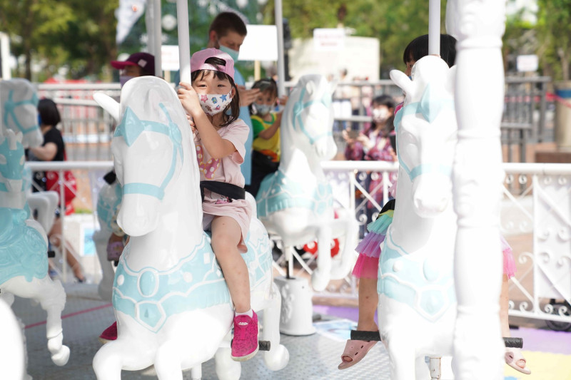 市民廣場每年最受歡迎的「冰宮旋轉木馬」，吸引眾多父母帶孩子到現場盡情玩耍！   圖：新北市觀旅局提供