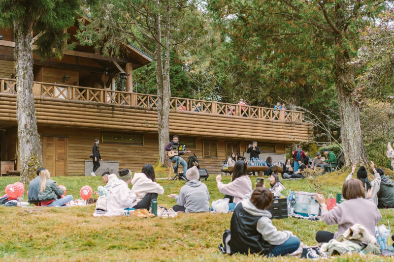 遊客可購票於野餐區享受美食及音樂。   圖：阿里山國家森林遊樂區／提供