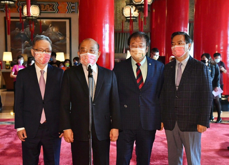 行政院長蘇貞昌（左2）出席第75屆醫師節慶祝大會暨資深醫師、醫療典範獎、防疫特殊貢獻獎、台灣醫療報導獎頒獎典禮。   圖：行政院 / 提供