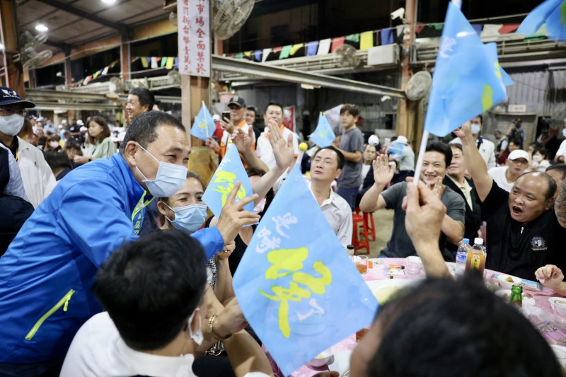 現場高達1200人參加，高舉侯友宜旗幟，齊喊凍蒜，氣氛相當熱烈。   圖：侯選辦提供