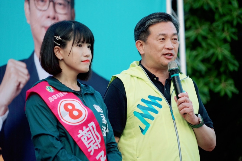 王定宇(右)呼籲三民區鄉親堅持守住民進黨最年輕的鄭孟洳。   圖：鄭孟洳競總提供