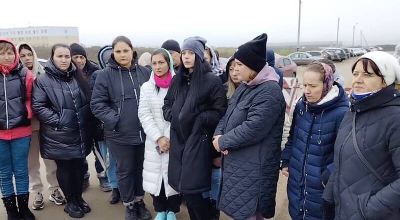 俄羅斯一群軍人的妻子衝到前線，要求軍方將她們在烏克蘭受傷的丈夫帶回國。   圖：翻攝自Telegram