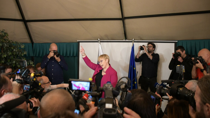 現年54歲穆沙（左二）以過半的54%得票率，贏得斯洛維尼亞總統大選，將成為該國第１位女總統。   圖：翻攝自穆沙推特