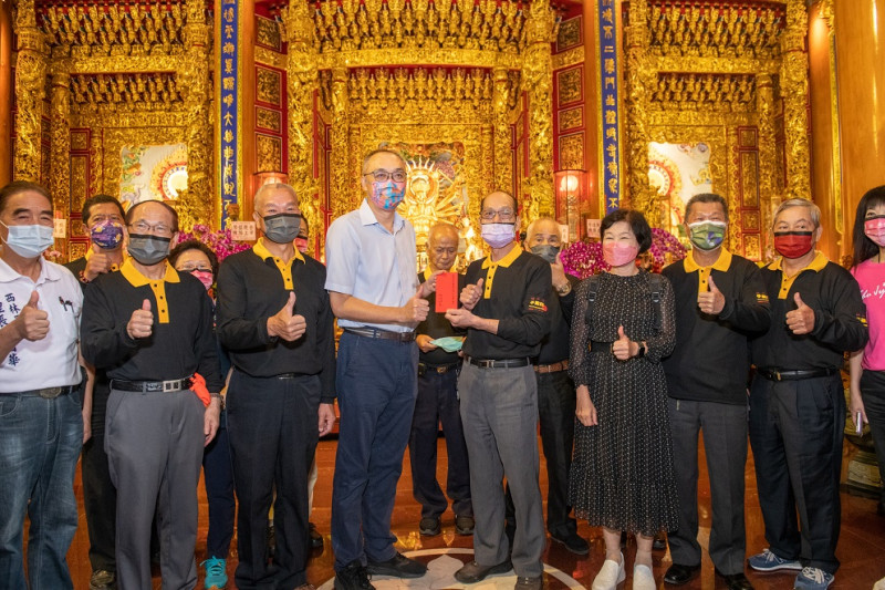 謝政達代表市府感謝竹林山觀音寺在疫情期間多次捐贈防疫基金和防疫物資。   圖：林口區公所提供
