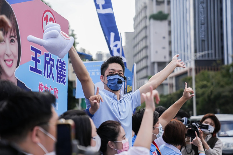 國民黨台北市長候選人蔣萬安在選舉最後關頭發起「台北找（早）安」行動，站上街頭與市民拜票。   圖：蔣萬安競選辦公室/提供