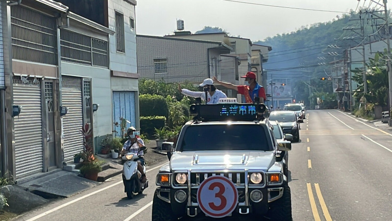 柯志恩選前最後衝刺，上山下海車掃。   圖：柯志恩競辦提供