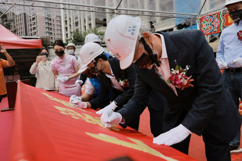 黃國峰與工程團隊於上梁橫聯簽名。   圖：新北市城鄉局提供