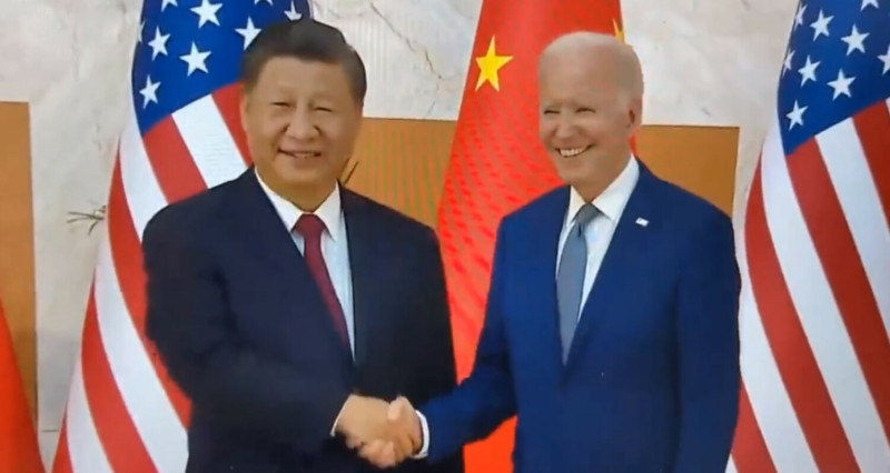 美國總統拜登(右)與中國國家主席習近平(左)在談話前握手合影。   圖:翻攝自推特 NOËL @NOELreports 
