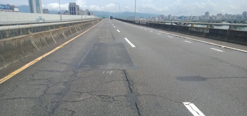 新北環河快速道路（往三重方向）將於11月16日至11月18日每天夜間10時30分至翌日上午5時30分，進行方正銑鋪工程，屆時將封閉下龍門路匝道，請往三重的民眾提前改下成功路匝道通行至三重。   圖：新北市工務局提供