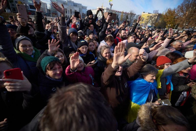 烏克蘭總統澤連斯基14日親臨剛剛收復的赫爾松為軍民鼓舞士氣，受到民眾熱烈歡迎。   圖：翻攝@DefenceU推特