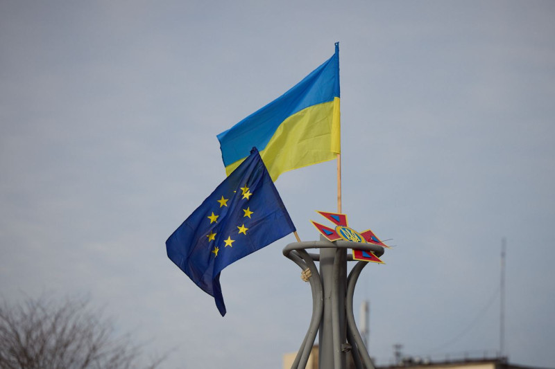 赫爾松市區重新升起烏克蘭國旗。   圖：翻攝@DefenceU推特