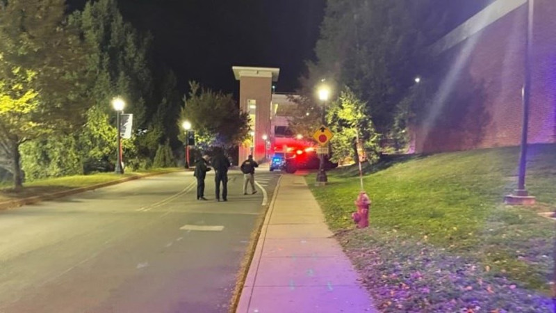 美國維吉尼亞大學當地時間13日深夜發生校園槍擊，3死2傷，槍手在逃。   圖：翻攝@tuanstpatricktv推特