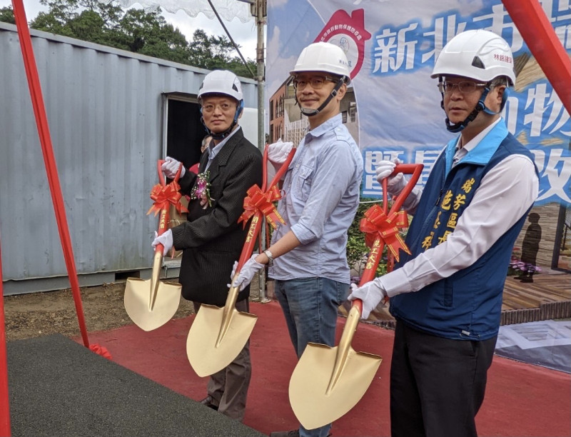 長官貴賓持金鏟動土祈求開工順利。   圖：新北市動保處提供