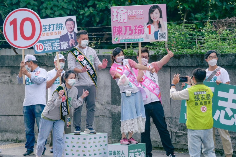 張志豪表示，打造兒童友善城市是這次的競選連任政見，陳乃瑜是素人參政，和他一樣都是基層家庭背景出身，她是兩個孩子的媽媽，自己則是三寶爸，絕對能感同身受，守護孩子的權益。   圖：張志豪辦公室提供