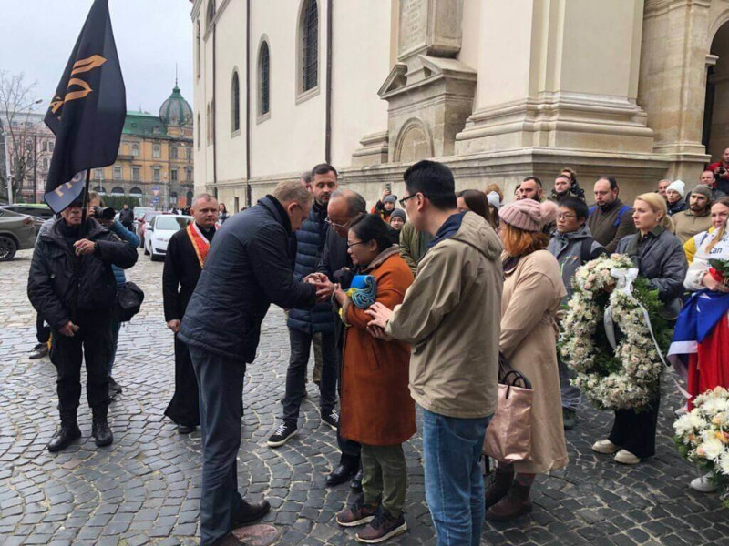 烏克蘭軍方為曾聖光舉辦追思儀式，利沃夫市市長（鞠躬者）向曾聖光的家屬致意。   圖：外交部提供