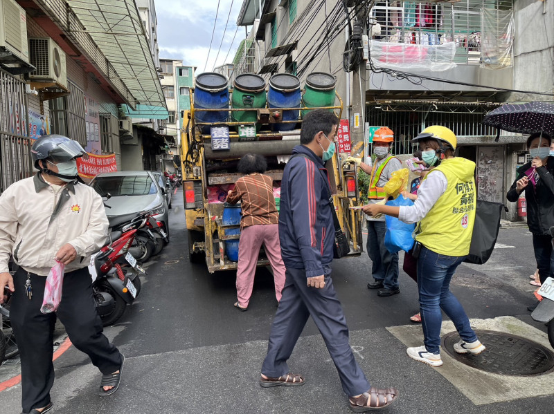 新北市議員板橋區候選人黃淑君（右戴黃安全帽者）在選戰最後關頭，加強陸戰掃街，每天超過16小時密集拜票。   圖：黃淑君辦公室提供