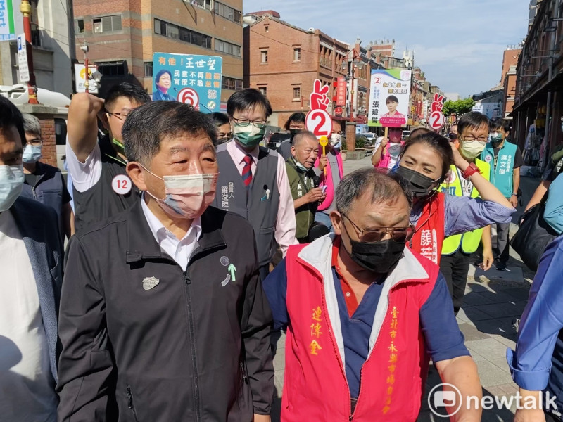 民進黨候選人陳時中今赴永樂市場掃街拜票。   圖：周煊惠 / 攝