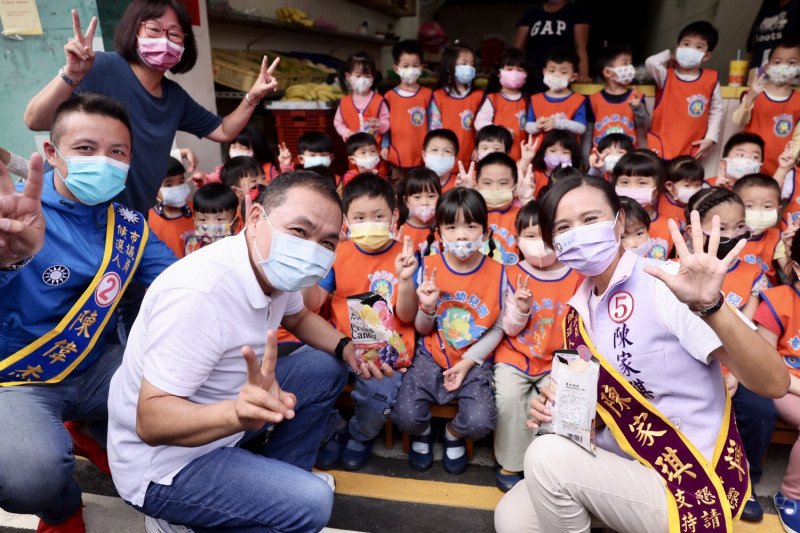 有群幼兒園小朋友特地在活動會場與侯友宜打招呼。   圖：侯選辦提供