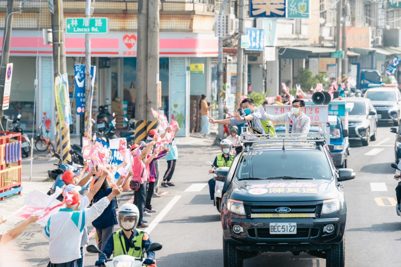 陳其邁大寮陪候選人車掃，支持者夾道歡迎。   圖：陳其邁競總提供