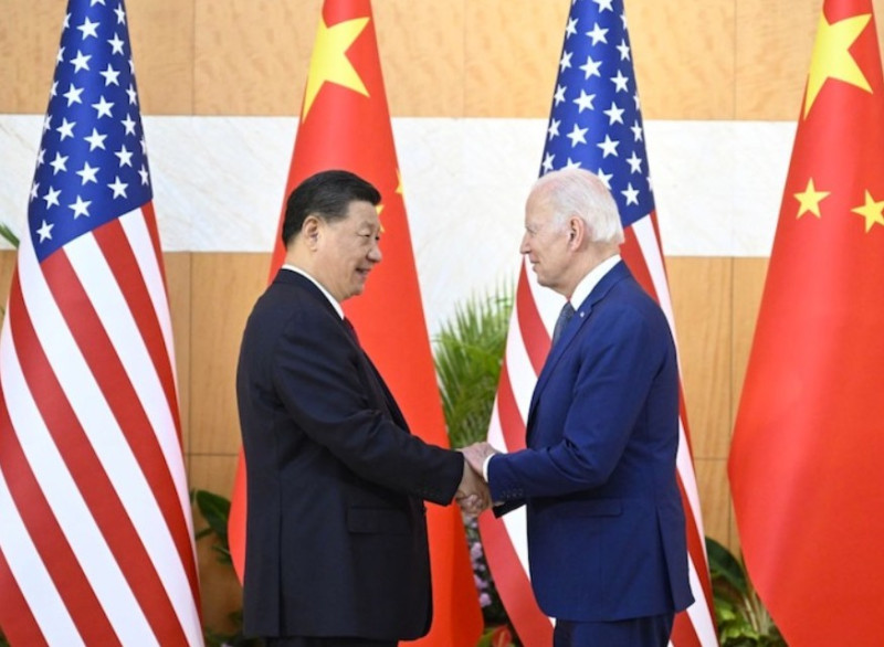 中國國家主席習近平(左)與美國總統拜登握手問候。   圖:翻攝自新華社