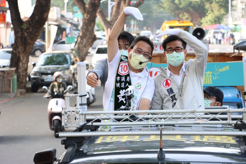 陳其邁(右)陪同黃彥毓在前鎮、小港車掃。   圖：黃彥毓競總提供