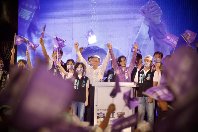 民眾黨新竹市長候選人高虹安（前排右二起）爆出涉詐領助理費醜聞，該黨主席柯文哲仍然力挺。   圖：翻攝自柯文哲臉書