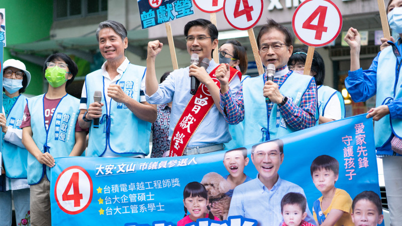 國安會前秘書長金溥聰幫無黨籍台北市議員候選人曾獻瑩站台。   圖：曾獻瑩競選辦公室 / 提供