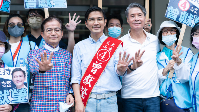 國安會前秘書長金溥聰幫無黨籍台北市議員候選人曾獻瑩站台。   圖：曾獻瑩競選辦公室 / 提供