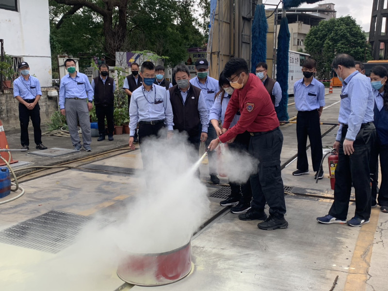 消防員輔助教導。   圖：新北市交通局提供