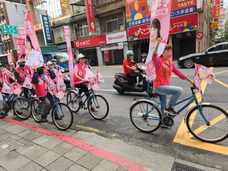 張嘉玲的有9部腳踏車的「粉紅超跑車隊」，在今天上午9點開跑！   圖：張嘉玲服務處提供