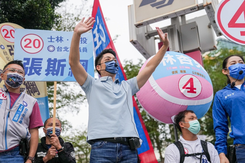 國民黨台北市長候選人蔣萬安（中）於士林區街頭拜票。   圖：蔣萬安競選辦公室/提供