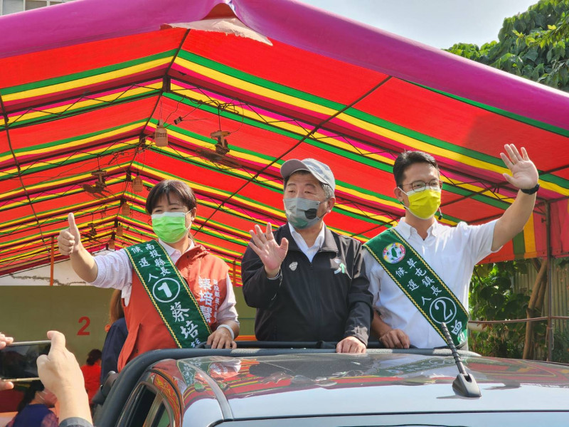 民進黨台北市長後選人陳時中（中）與南投縣長候選人蔡培慧（左）車隊掃街。   圖：陳時中競總提供