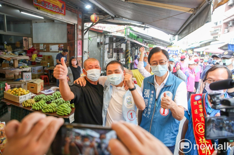 攤商們看到侯友宜、張善政到訪拜票，難掩興奮之情熱情支持。   圖：林昀真／攝