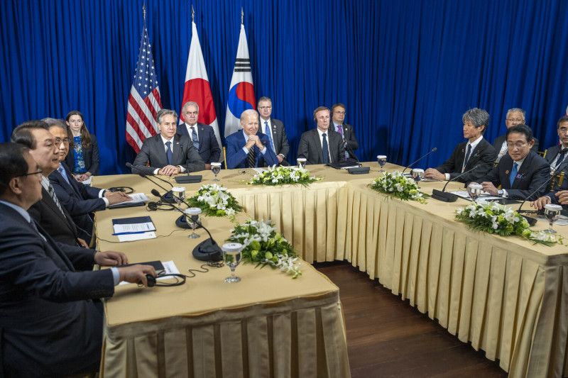 隨著北韓試射導彈以及核威脅擴大，美日韓三方對經濟安全及合作的戰略價值越發積極。圖為2022年11月13日金邊舉行美日韓首腦會談。   圖：翻攝自拜登推特（資料照）