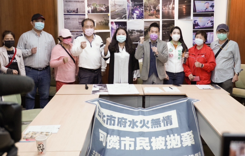 何志偉今偕同陳情人召開「台北市府水火無情，可憐市民被拋棄」記者會。   圖：何志偉辦公室提供