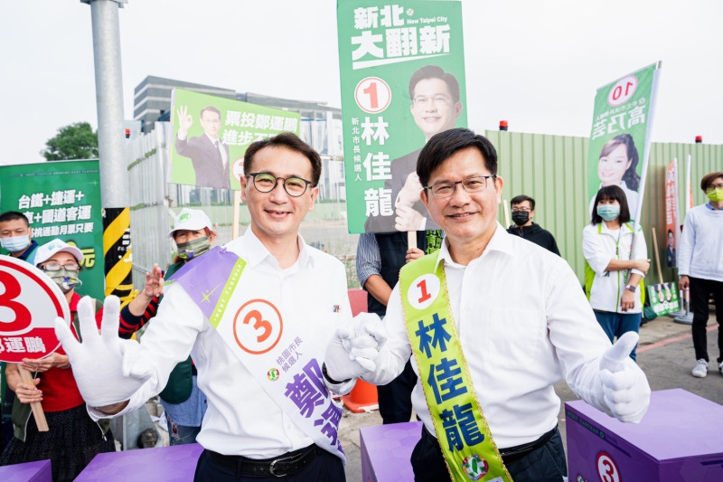 林佳龍今天一早赴桃園合體市長候選人鄭運鵬，在路口拜票。   圖：林佳龍競辦提供