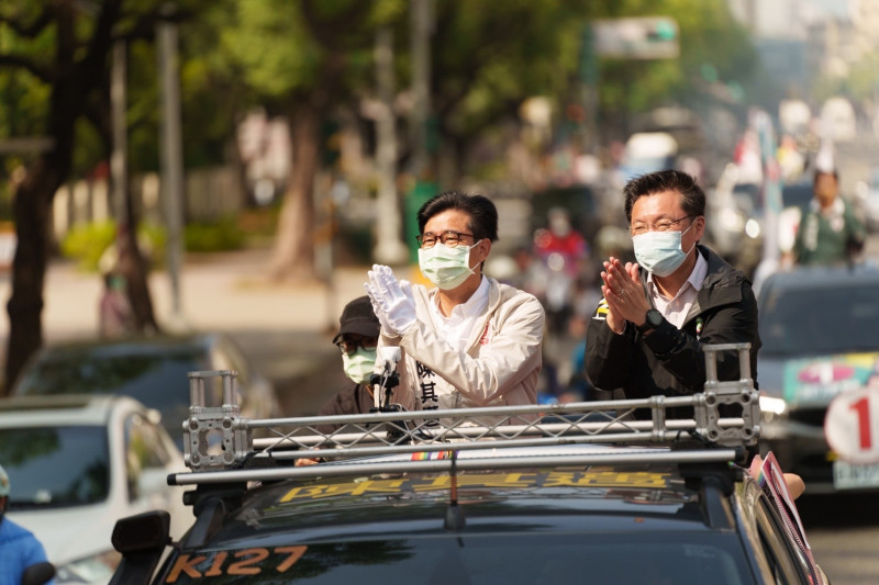 陳其邁(左) 、趙天麟率議員候選人車掃。   圖：陳其邁競總提供