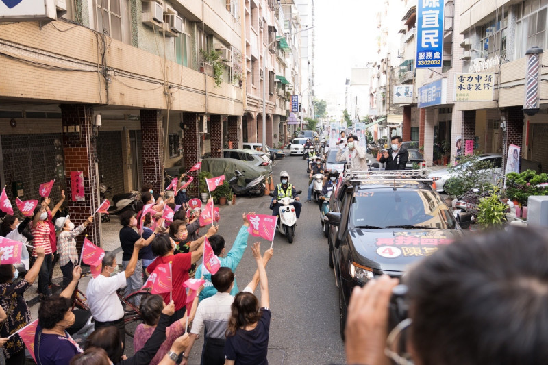 陳其邁車隊所到之處受到支持者歡迎。   圖：陳其邁競總提供