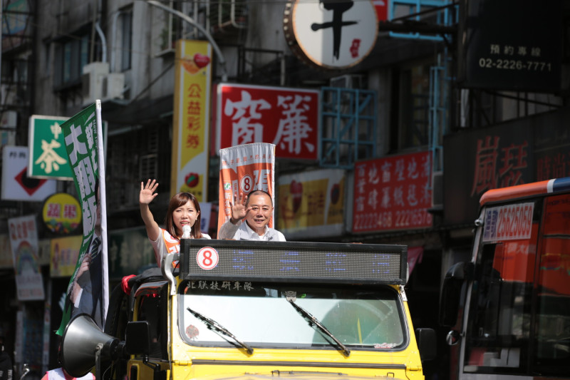 張瑞山（右）、張維倩父女一起車隊掃街拜票。   圖：張維倩競選總部提供