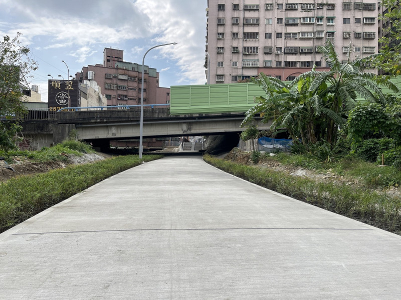 鶯歌區國光街道路瓶頸打通工程完工後，行人多了人行步道可行走，有效縮短國光街至捷運國華站的步行時間，免去民眾繞道之苦。   圖：新北市工務局提供