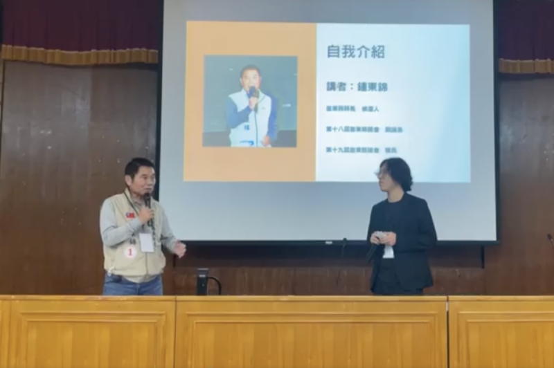 無黨籍苗栗縣長候選人鍾東錦11月2日參加國立聯合大學學生會舉辦的座談會。   圖：翻攝自聯合大學學生會臉書