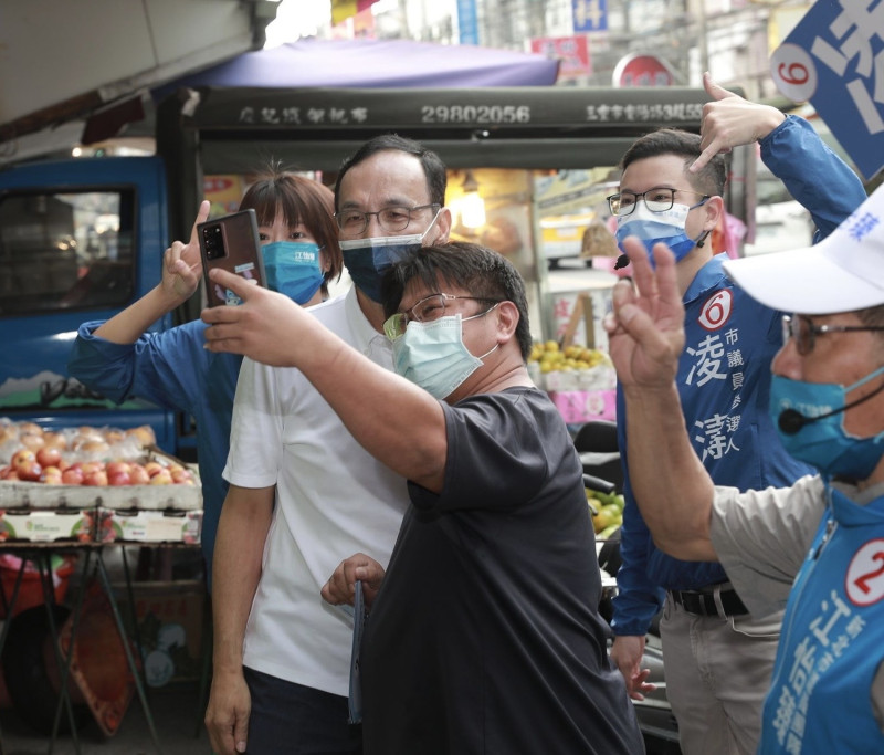 江怡臻、凌濤，今(17)日由國民黨主席朱立倫陪同之下，到新北和桃園交界的桃鶯路、鶯桃路掃街拜票。   圖：江怡臻辦公室提供