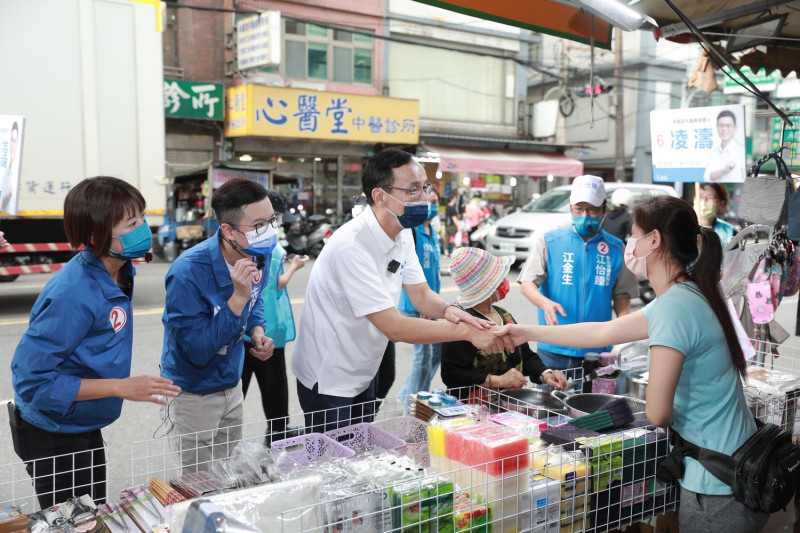 沿途有來自鶯歌、桃園、八德的市民，在朱立倫的帶領之下，兩位候選人挨家挨戶、一雙一雙手緊握，向各位懇託。   圖：江怡臻辦公室提供