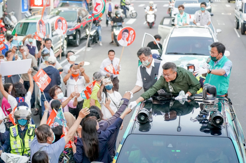 陳時中陪蔡其昌車隊掃街，受到支持者熱烈歡迎。   蔡其昌競選總部/提供