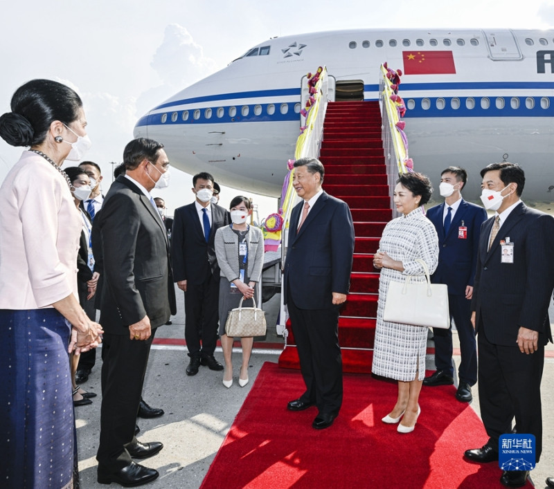 中國國家主席習近平17日到訪泰國參加亞太經濟合作會議（APEC），泰國總理巴育夫婦接機。   圖：翻攝自自新華社