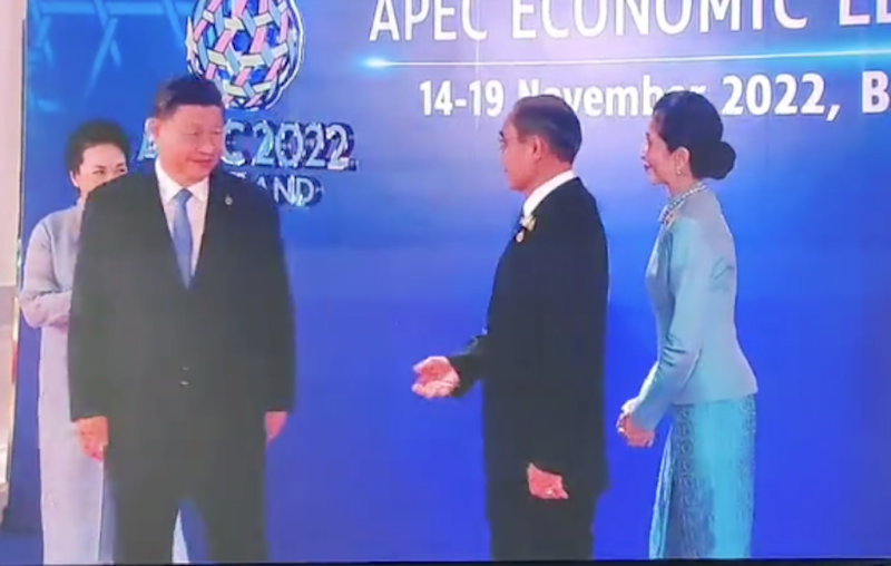泰國總理巴育（Prayut Chan-ocha）(右二) 想與中國國家主席習近平握手，但習看一眼就走。   圖：翻攝推特影片
