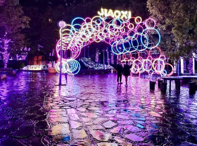 「礁溪溫泉燈花季」已於11月15日開跑，特別的是今年以「海底總動員」為主題，有夢幻泡泡光廊能夠拍照打卡．   圖：翻攝自礁溪鄉公所臉書
