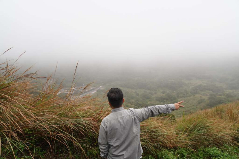 雲霧繚繞配上芒草景色。   圖：台北市政府工務局大地工程處/提供