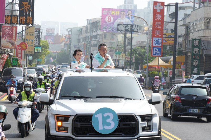 台北市長兼民眾黨主席柯文哲助選民眾黨市議員候選人陳惠君。   圖：取自陳惠君臉書